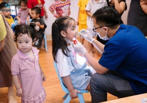 Thăm khám và bôi thuốc chống sâu răng miễn phí cho trẻ nhỏ